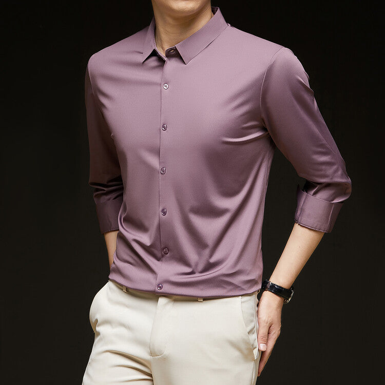 Camicia uomo elegante color malva, maniche lunghe, abbinata a pantaloni beige. Moda maschile, abbigliamento formale, stile moderno.