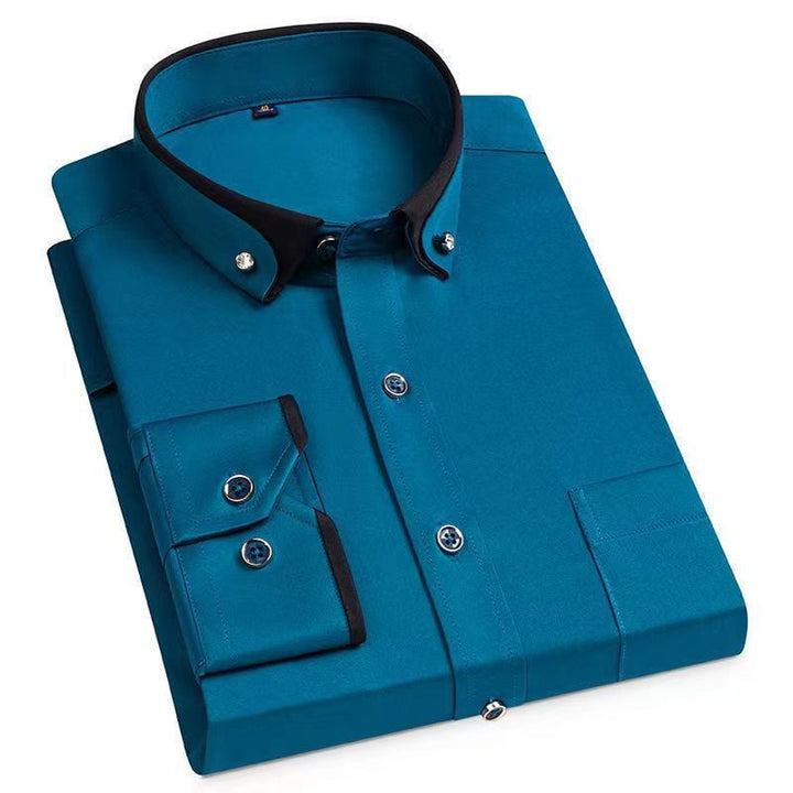 Camicia elegante da uomo blu, maniche lunghe, colletto a contrasto nero, bottoni decorativi, stile formale, moda maschile, abbigliamento classico.
