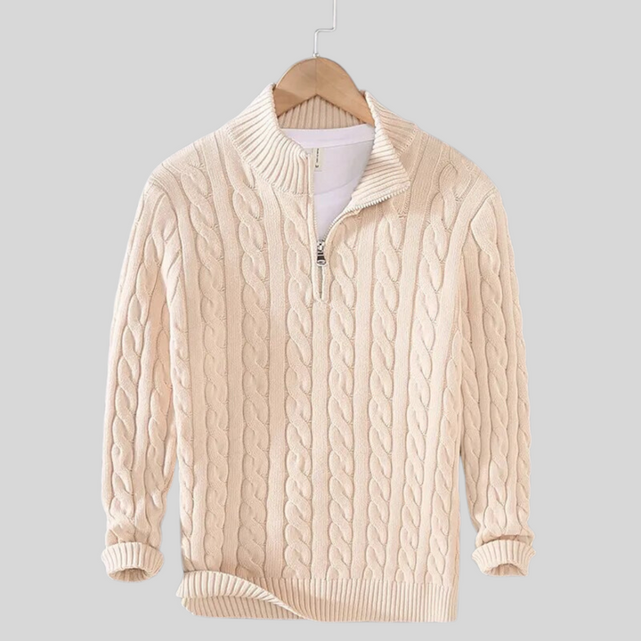 Maglione beige a trecce con zip, collo alto, su gruccia. Elegante e caldo, perfetto per l'inverno. Moda uomo, abbigliamento casual.