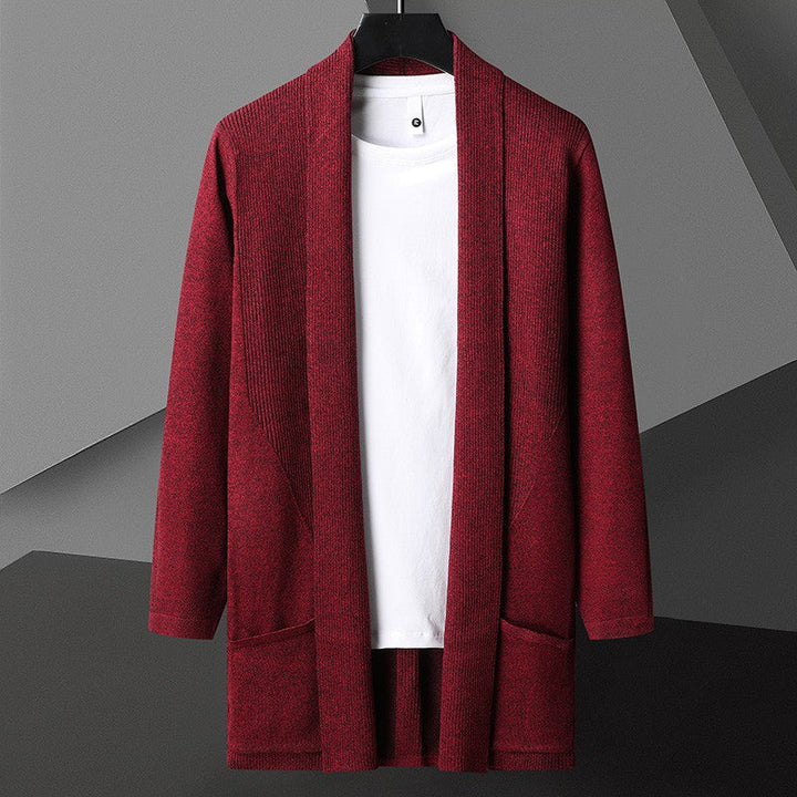Cardigan rosso in maglia su gruccia, con tasche frontali, abbinato a t-shirt bianca. Moda uomo, abbigliamento casual elegante.