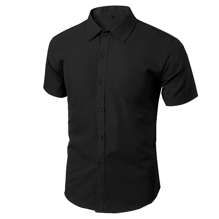 Camicia nera a maniche corte da uomo, elegante e moderna, con colletto classico e bottoni frontali. Ideale per look casual o formali.
