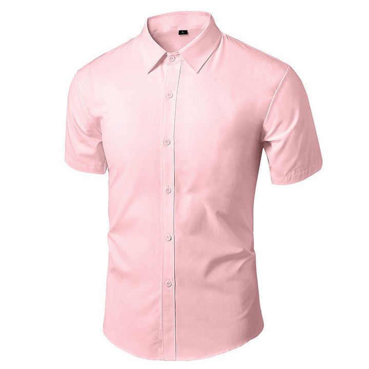 Camicia uomo rosa chiaro a maniche corte, elegante e moderna, perfetta per abbigliamento casual o formale. Tessuto leggero e traspirante.