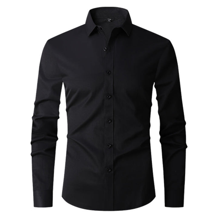 Camicia nera elegante da uomo a maniche lunghe, colletto classico, bottoni frontali. Moda maschile, abbigliamento formale, stile moderno.