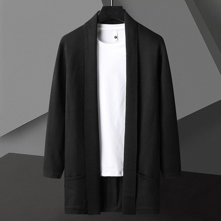 Cardigan nero elegante su gruccia, abbinato a t-shirt bianca. Moda uomo, abbigliamento casual, stile minimalista, tessuto leggero.