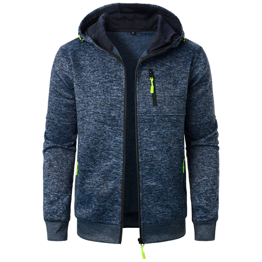 Felpa con cappuccio blu melange, zip frontale, tasca sul petto con cerniera verde, polsini elasticizzati. Moda casual uomo, abbigliamento sportivo.