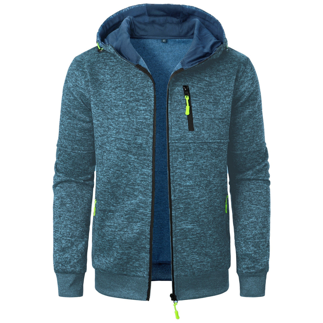 Felpa con cappuccio blu melange, zip frontale, tasca con cerniera sul petto, dettagli verde fluo. Abbigliamento casual uomo, moda autunno.