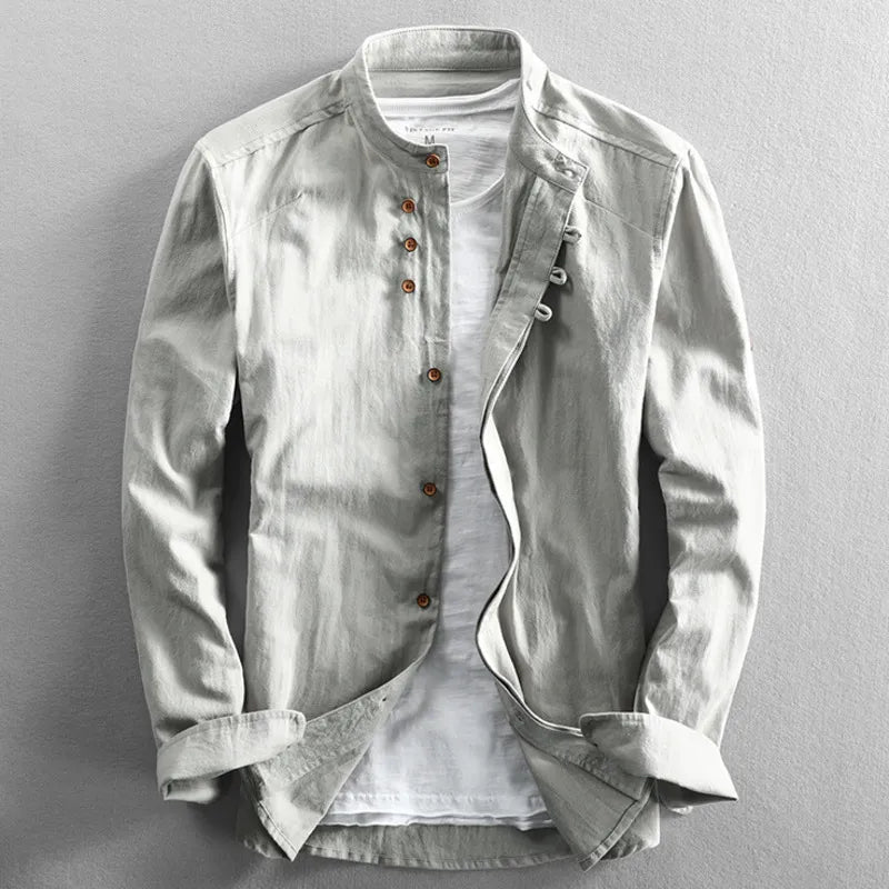 Giacca casual grigia da uomo con colletto alla coreana, bottoni in legno, tessuto leggero, stile moderno. Ideale per moda maschile primavera-estate.