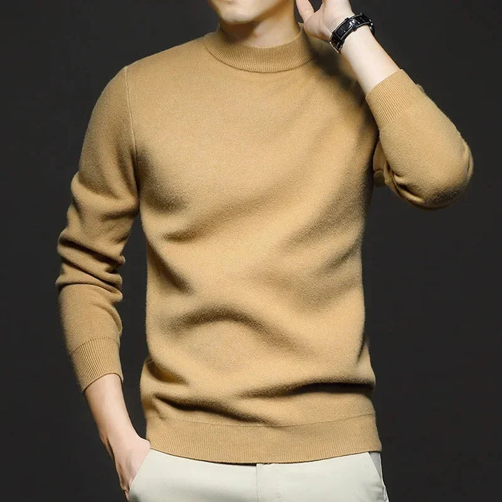 Maglione uomo beige in lana, maniche lunghe, indossato con pantaloni chiari. Moda autunnale elegante, stile casual.