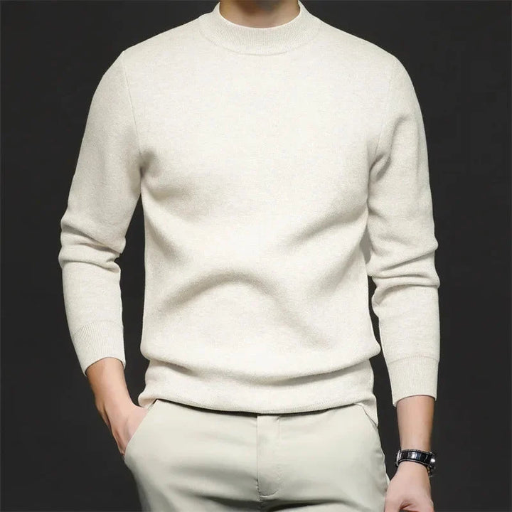 Maglione uomo bianco in cashmere, maniche lunghe, indossato con pantaloni chiari. Moda elegante, abbigliamento invernale, stile casual chic.