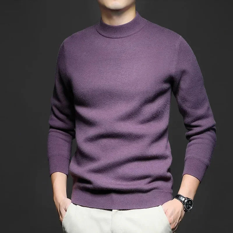 Maglione uomo viola in lana, maniche lunghe, indossato con pantaloni chiari. Moda autunnale elegante, orologio da polso nero.