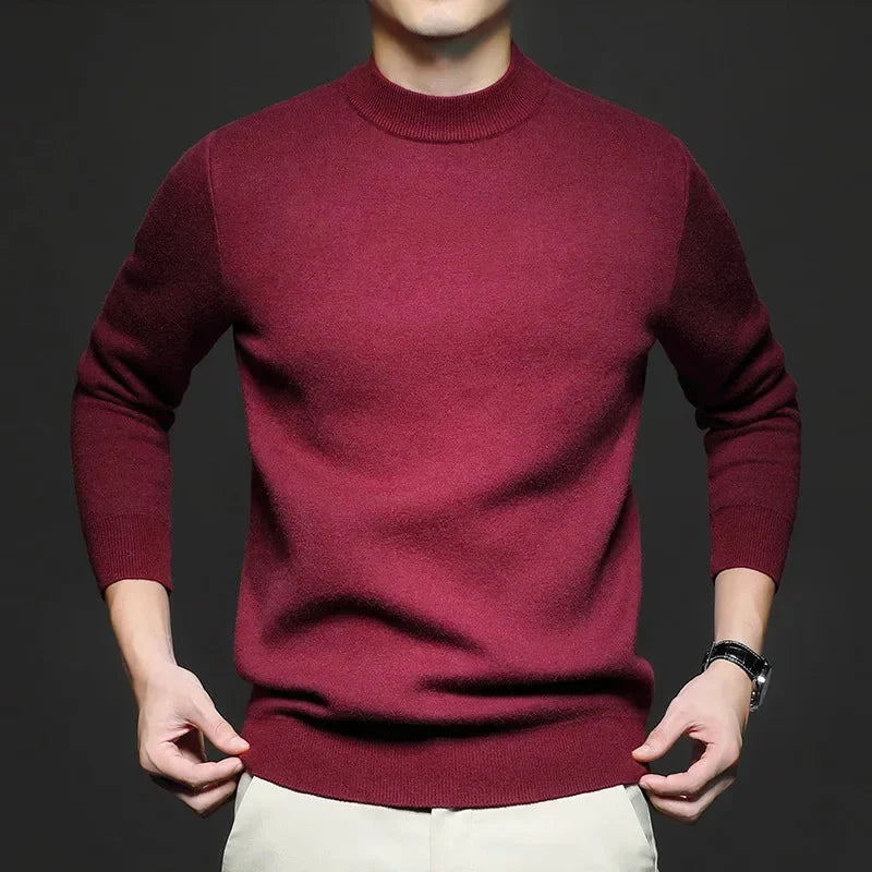 Maglione uomo bordeaux in lana, maniche lunghe, indossato con pantaloni chiari. Moda autunnale, abbigliamento casual elegante.