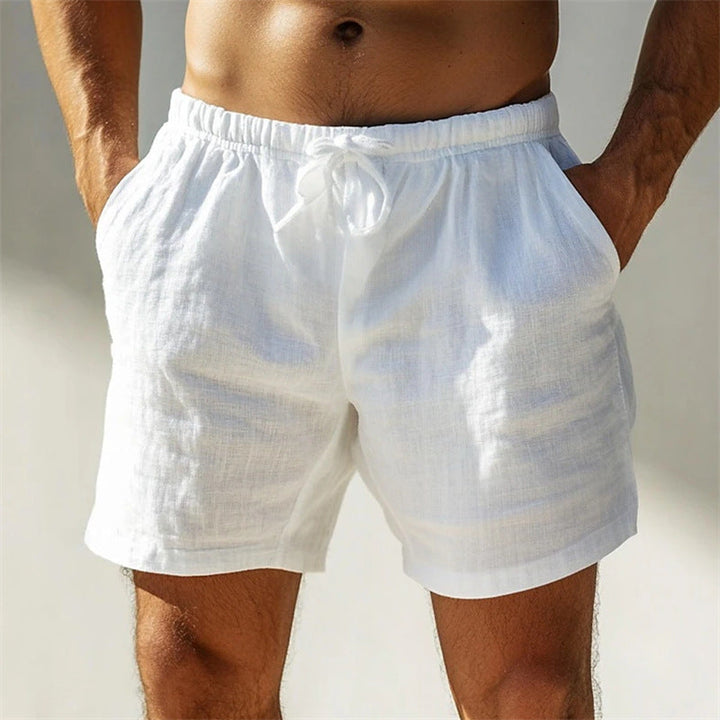 Pantaloncini bianchi da uomo in lino, stile casual estivo, con tasche e laccio in vita. Ideali per spiaggia e tempo libero.
