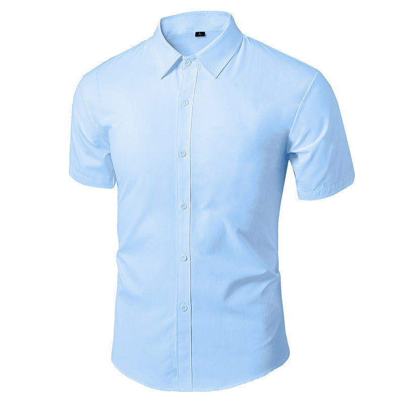 Camicia azzurra a maniche corte, elegante e casual, con colletto classico e bottoni frontali. Ideale per abbigliamento estivo maschile.