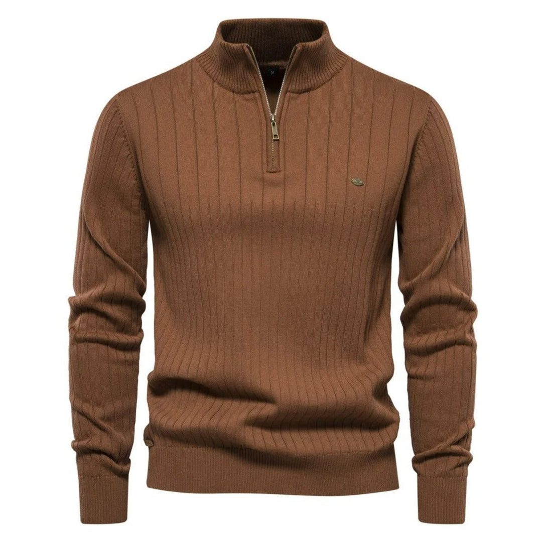 Maglione marrone a coste con zip corta, collo alto, maniche lunghe, design elegante e moderno, perfetto per moda uomo autunno inverno.