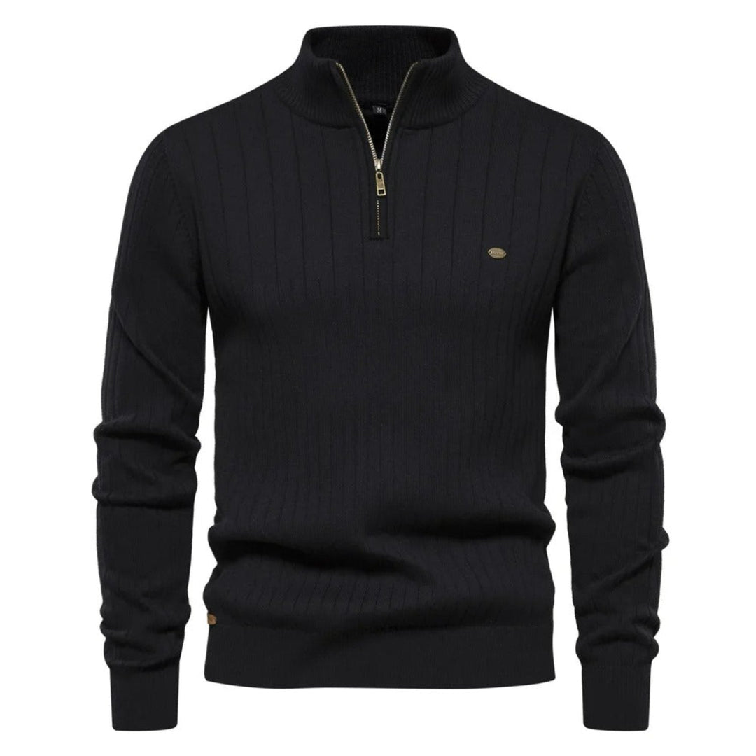 Maglione nero a collo alto con zip, design a coste, maniche lunghe, ideale per moda uomo autunno inverno. Elegante e versatile.
