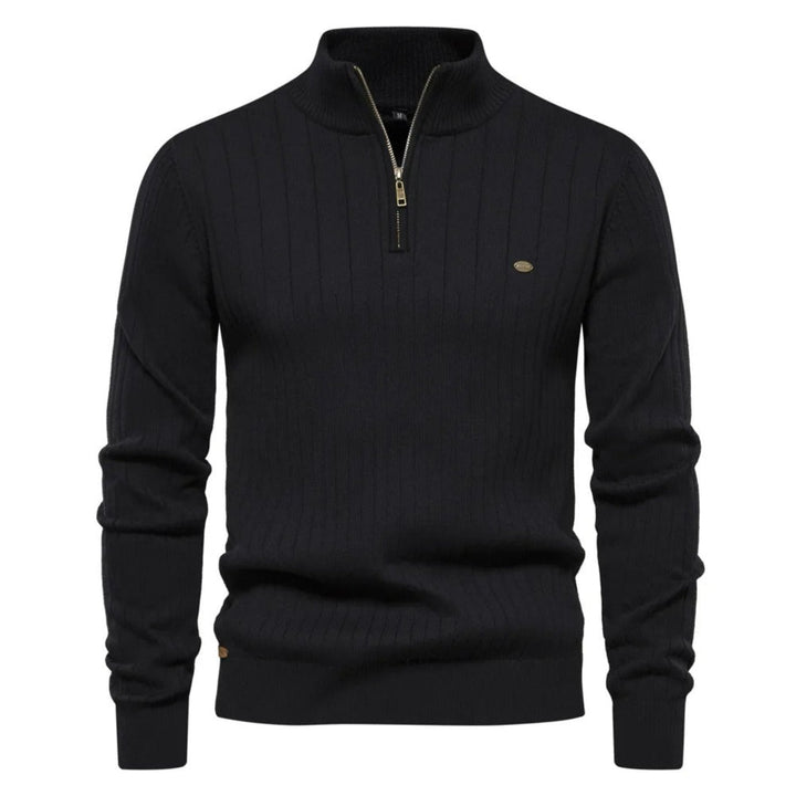 Maglione nero a collo alto con zip, design a coste, maniche lunghe, ideale per moda uomo autunno inverno. Elegante e versatile.