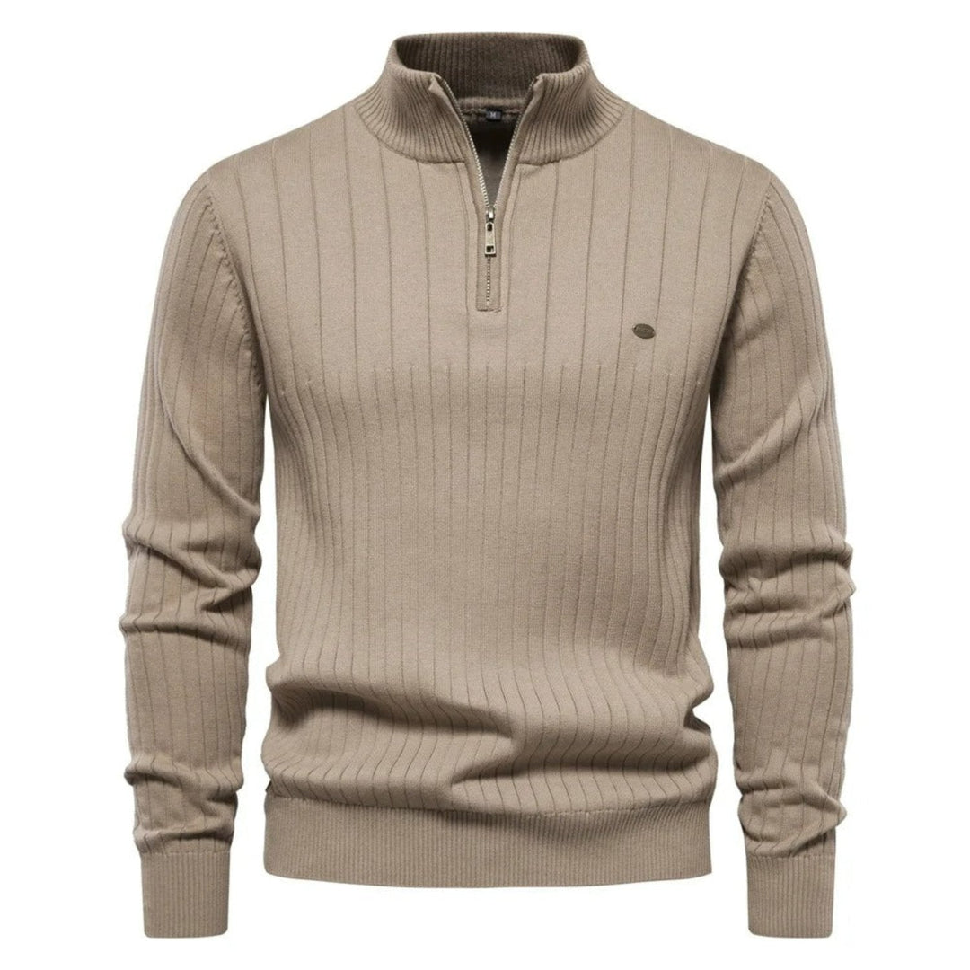 Maglione beige a coste con zip corta, collo alto, maniche lunghe. Elegante e casual, ideale per l'autunno e l'inverno. Moda uomo.