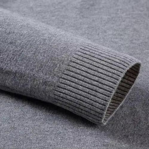 Manica maglione grigio in lana, dettaglio polsino a coste. Tessuto morbido e caldo, ideale per moda autunno inverno. Abbigliamento casual elegante.