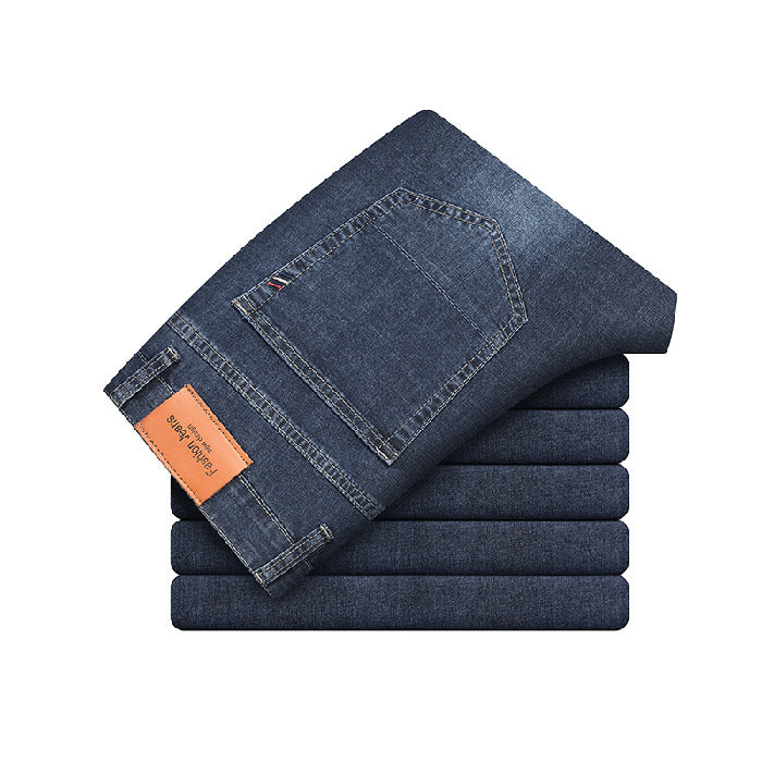 Jeans blu piegati, tasca posteriore visibile, etichetta marrone, stile casual, moda uomo, abbigliamento denim di alta qualità.