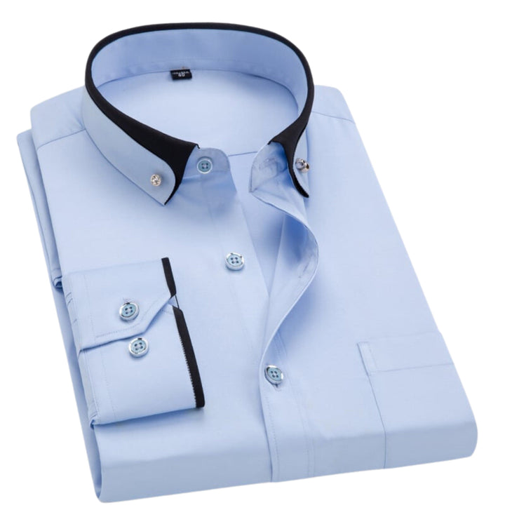 Camicia elegante da uomo azzurra con colletto a contrasto nero, maniche lunghe, bottoni frontali. Ideale per abbigliamento formale e ufficio.